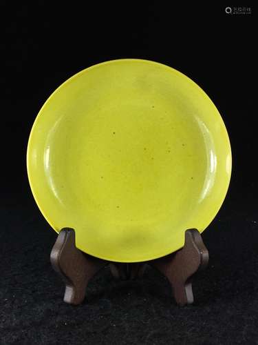 CHINESE LEMON YELLOW GLAZED PLATE WITH MARK