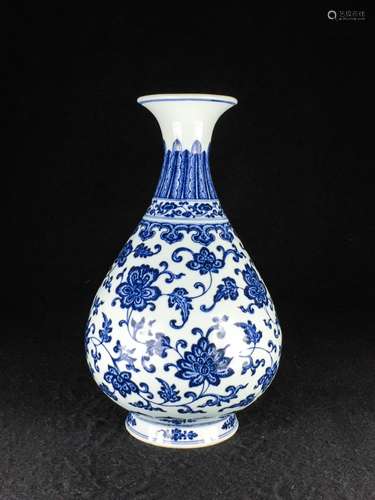 CHINESE BLUE AND WHITE FOLIAGE YUHUCHUN VASE