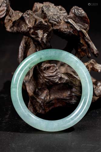 CHINESE GREEN JADEITE BANGLE