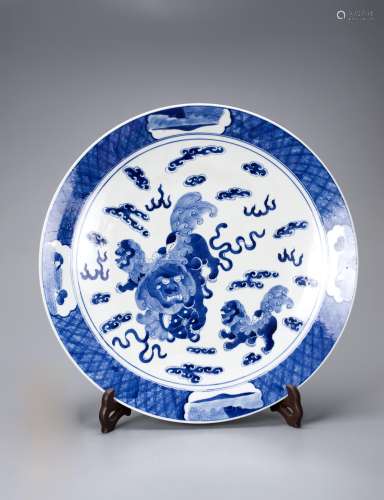 CHINESE BLUE AND WHITE FOOLION CHARGER