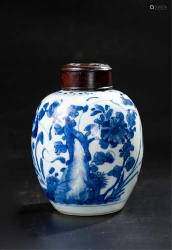 CHINESE BLUE AND WHITE PORCELAIN TEA CADDY