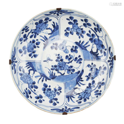 BLUE AND WHITE SAUCER-SHAPED DISH,KANGXI PERIOD