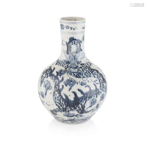 BLUE AND WHITE 'DRAGON' SWATOW VASE