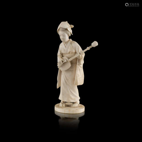 CARVED IVORY OKIMONO OF A LADY PLAYING A SHAMISEN,MEIJI PERIOD
