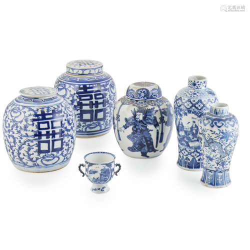 THREE BLUE AND WHITE GINGER JARS AND COVERS,QING DYNASTY, 19TH CENTURY