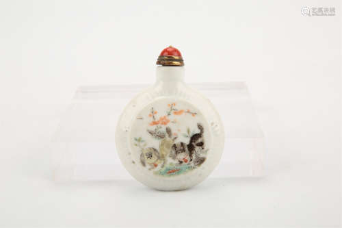 A Chinese Famille-Rose Porcelain Snuff Bottle