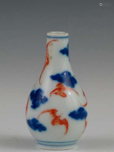 Chinese blue and white and iron red porcelain snuff