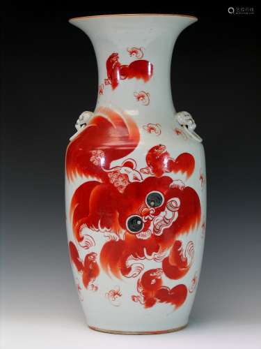 Chinese iron red porcelain vase, decorated with foo