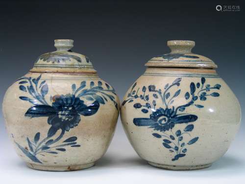 Two Chinese blue and white porcelain jars with lids.