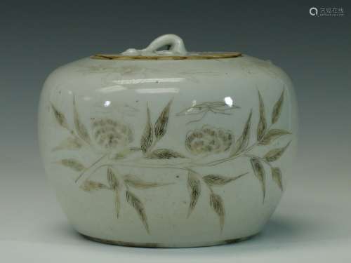 Chinese porcelain jar, early 20th Century.