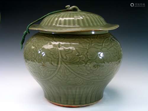 Chinese Longquan porcelain jar with lid.