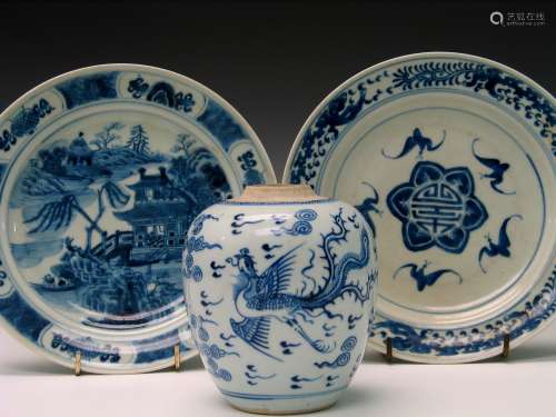 Group of Chinese blue and white porcelain items,
