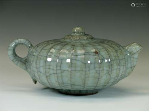 Chinese Ge ware crackle glazed porcelain teapot