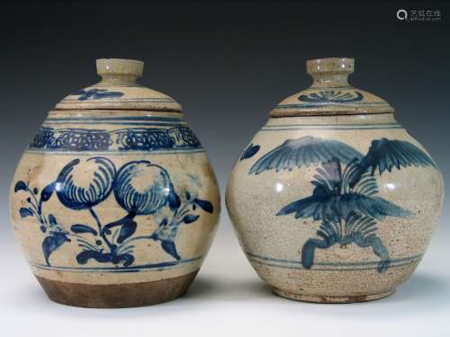 Two Chinese blue and white porcelain jars with lids.