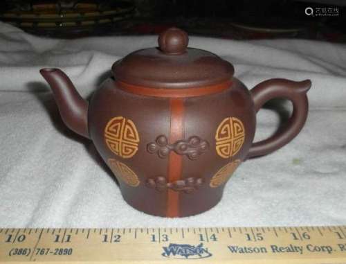 Chinese YiXin Zisha tea pot with cover, signed