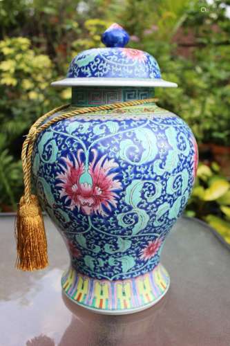 Huge Chinese Qing dynasty style porcelain vase with lid