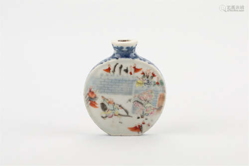 A CHINESE FAMILLE-ROSE SNUFF BOTTLE