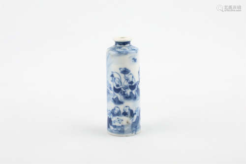 A CHINESE BLUE AND WHITE PORCELAIN SNUFF BOTTLE