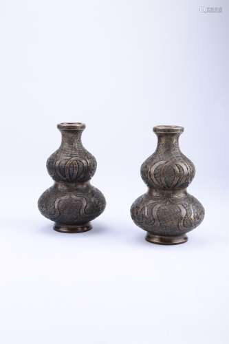 A PAIR OF BRONZE DOUBLE GOURD VASES