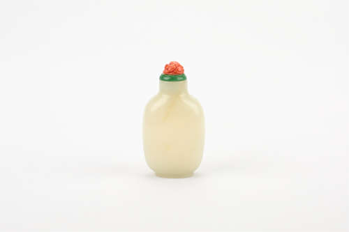 A CHINESE CARVED WHITE JADE SNUFF BOTTLE