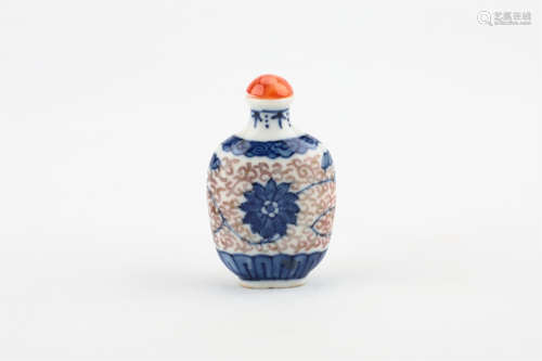 A CHINESE BLUE AND WHITE PORCELAIN SNUFF BOTTLE