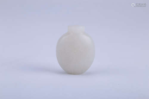 A CHINESE CARVED WHITE JADE SNUFF BOTTLE