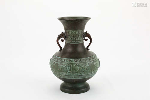 A CHINESE BRONZE VASE WITH EARS