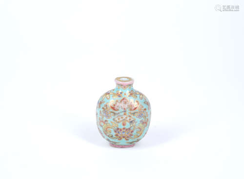A CHINESE FAMILLE-ROSE PORCELAIN SNUFF BOTTLE