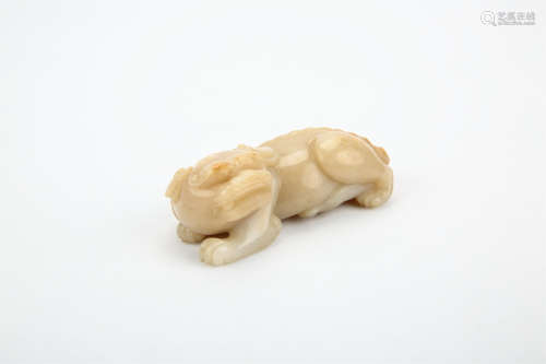 A CHINESE CARVED WHITE JADE LION DECORATION