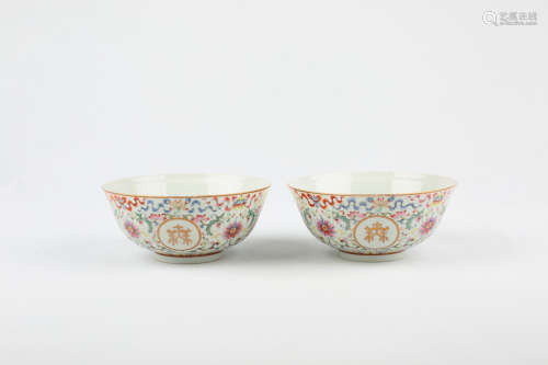A PAIR OF CHINESE FAMILLE-ROSE PORCELAIN BOWLS