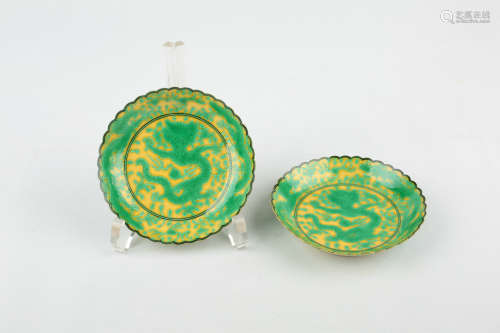 A PAIR OF CHINESE YELLOW GLAZED PORCELAIN PLATES