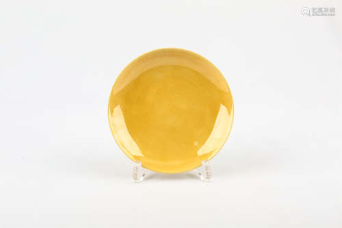 A CHINESE YELLOW GLAZED PORCELAIN PLATE