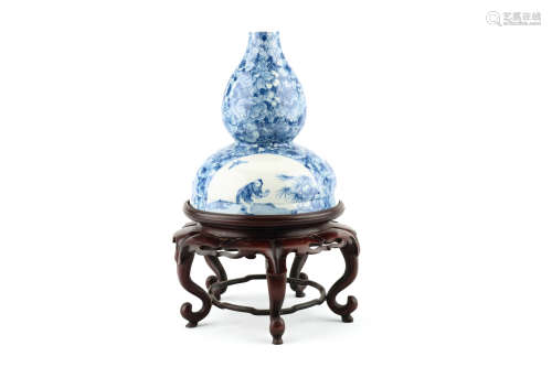 A CHINESE BLUE AND WHITE PORCELAIN DOUBLE GOURD VASE