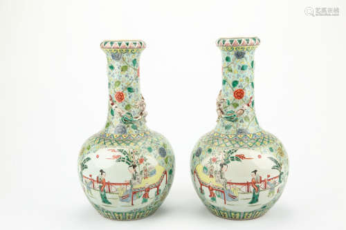 A PAIR OF CHINESE WUCAI PORCELAIN VASES
