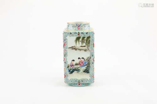 A CHINESE FAMILLE-ROSE PORCELAIN SQUARE VASE