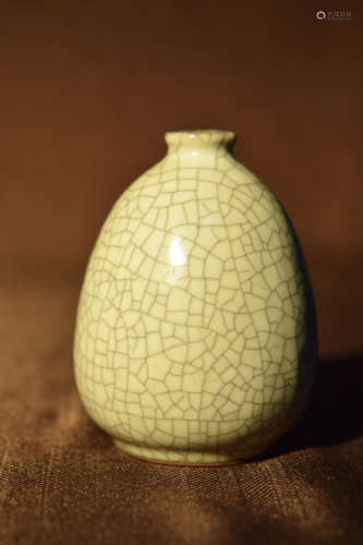 Chinese Ge Crackle Glazed Porcelain Vase