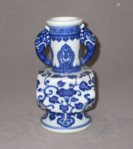 A CHINESE BLUE AND WHITE SMALL VASE