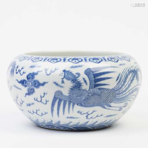 A BLUE AND WHITE PORCELAIN POT