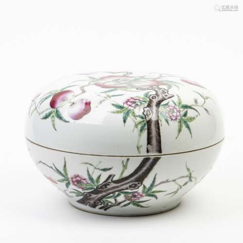 A PORCELAIN BOWL WITH LID