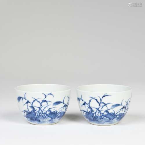 A PAIR OF CHINESE BLUE AND WHITE PORCELAIN CUP