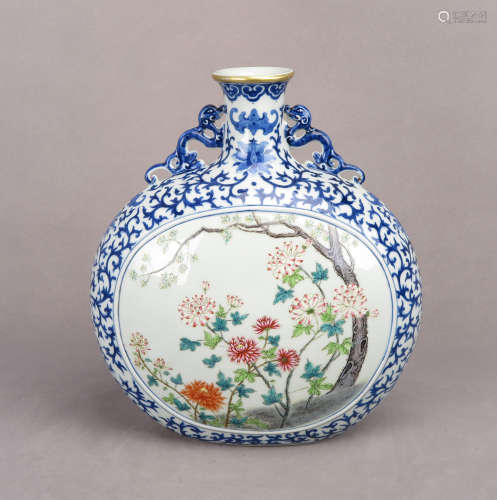 A BLUE AND WHITE FAMILLE ROSE MOONFLASK VASE