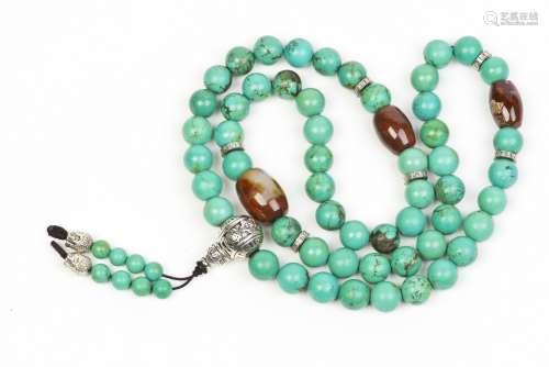 A DECORATIVE TURQUOISE BEADS NECKLACE