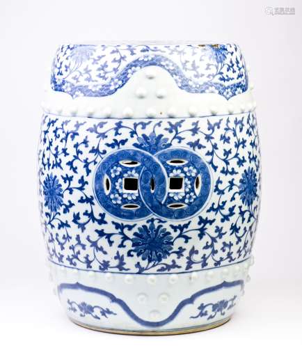 CHINESE BLUE AND WHITE PORCELAIN PIERCED BARREL-SHAPED GARDEN SEAT