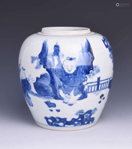 A BLUE AND WHITE PORCELAIN GUAN VASE