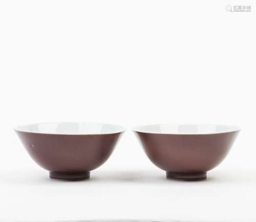 A PAIR OF PORCELAIN BOWLS