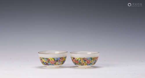 A PAIR OF PEONY MOTIF GLASS BOWL