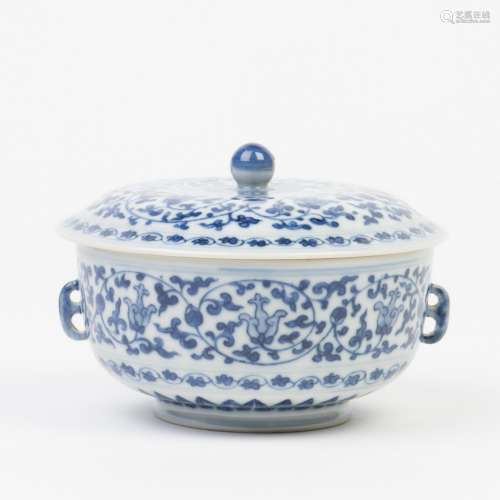 A BLUE AND WHITE PORCELAIN BOWL WITH LID