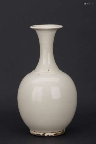 Chinese Classic Song Style White Glazed Porcelain Vase