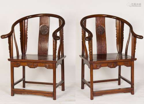 A PAIR OF HORSESHOE-BACK CHAIRS
