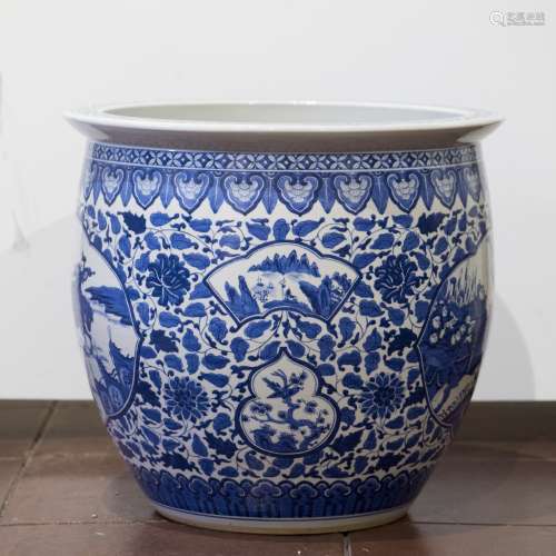 A BLUE AND WHITE CHINESE PORCELAIN JAR